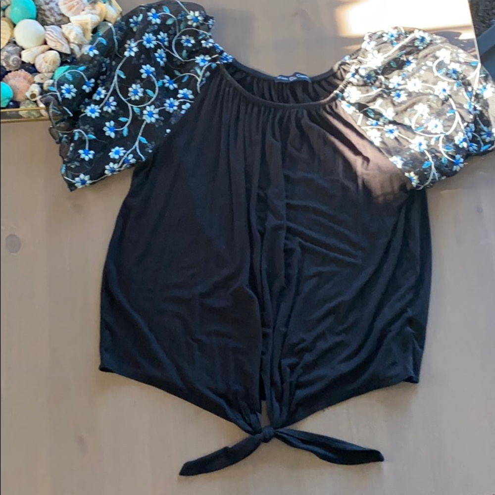 Tie bottom floral sleeve shirt